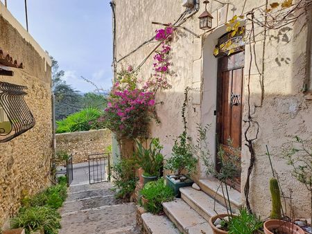 dans le magnifique village du haut de cagnes  studio au dernier étage avec une tropézienne