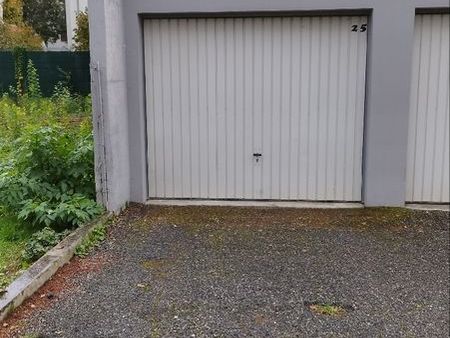 garage en bordure de voie publique avec place de stationnement devant