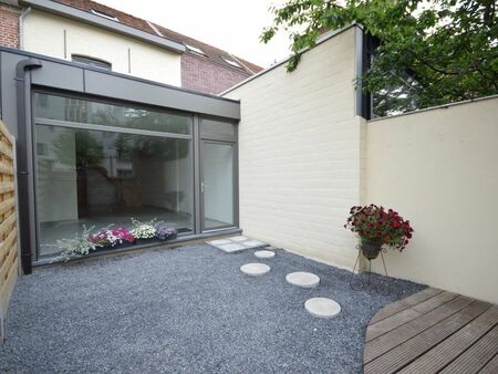 maison branchée avec deux chambres et terrasse