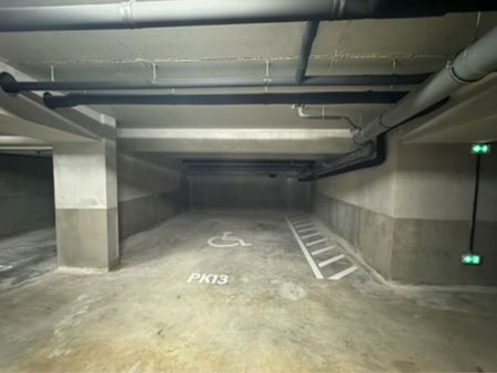 place parking sous terrain pmr large