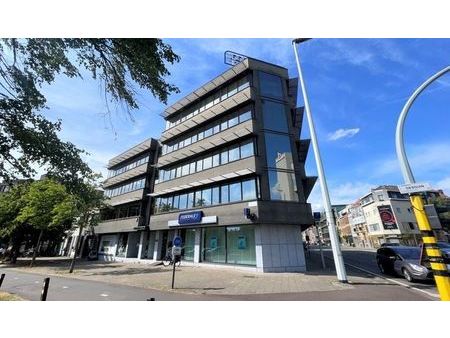 bureau rénové à louer dans le carlton building à anvers