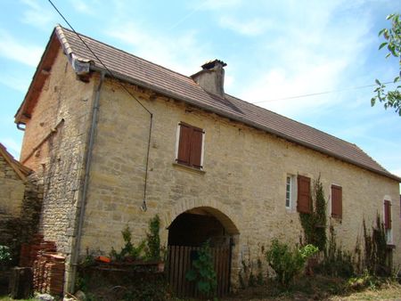 caylus  dans hameau calme  ancien corps de ferme