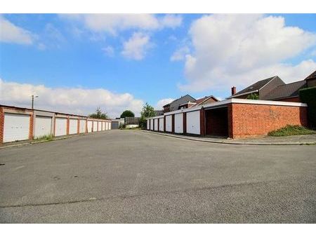 garage fermé pour une voiture à luingne