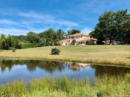 maison familiale dans écrin de verdure