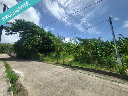 terrain constructible à sainte-anne de 700m2