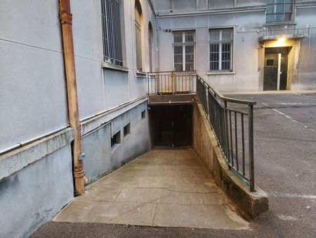 cave dépôt 10m2 / centre ville annemasse / rampe déchargement