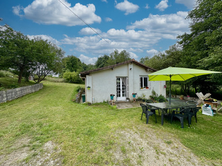 une maison en pierre de deux chambres avec cuisine ouverte  salle à manger et salon. plus 