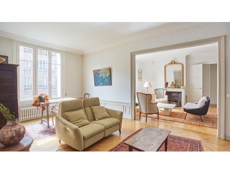 paris 6th district – a spacious 3-bed apartment  paris  pa 75006 sale residence/apartment