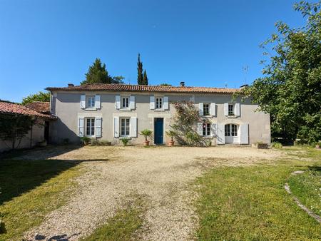 a 2 6km de l'épicentre de cognac maison 19e très beau jardin