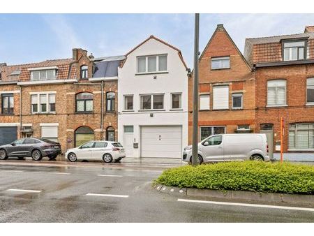 maison avec entrepôt dans un emplacement central près de bru