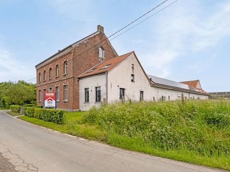 ferme carrée rurale avec granges et prairie à pepingen