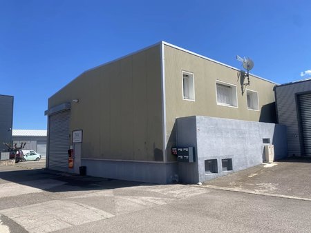 hangar dépôt de 240 m² + bureaux attenant borgo