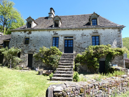 dans un beau village de corrèze  maison de caractère à rafraichir. beau jardin. calme. vue