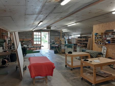 place à louer pour artisan du bois dans un atelier partagé