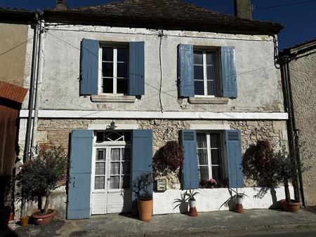 jolie maison de village avec sa propre cour