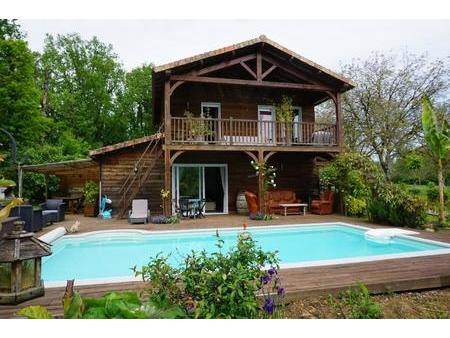 chaleureuse maison de campagne enveloppée d'un écrin de verdure.