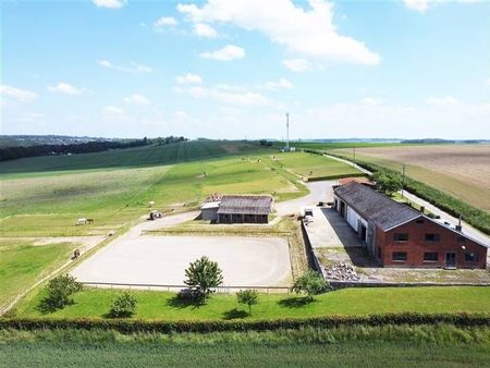 propriété équestre sur 6 ha: maison + boxes + pistes