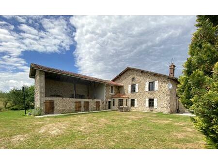 maison de caractère de 4 chambres en pleine campagne  avec près de 2ha de terrain attenant