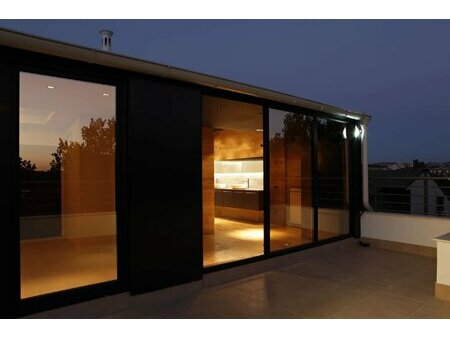 duplex 4p lumineux avec grande terrasse + 2 parkings idéalement située