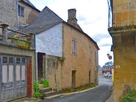 maisonnette du 15ème/16ème siècle à restaurer entièrement dans un village historique à pro