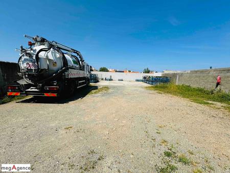 hangar  situé dans l'arrière port