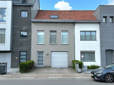 moderne woning met twee slaapkamers  tuin en garage