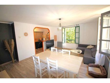 2 pieces 55 m2 apt nimes ecusson rue littré à 30 m des halles  calme et lumineux