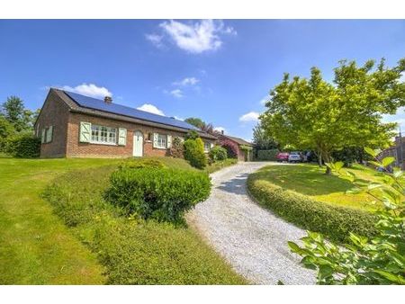 bungalow avec 4 chambres  jardin  piscine et roulotte