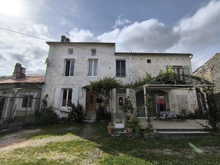 rouillac 16170 : maison ancienne 6 pièces avec jardin et dépendances.