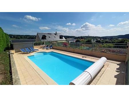 entre le mans et laval  4/5 chambres   3000m2 de terrain avec piscine