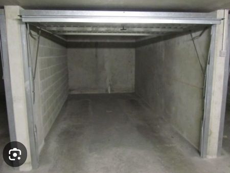 loue box/garage fermé dans parking sécurisé