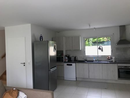 loue maison t4 - 99 mètres carrés à étage. avec jardin 40m2 et 2 places de parking