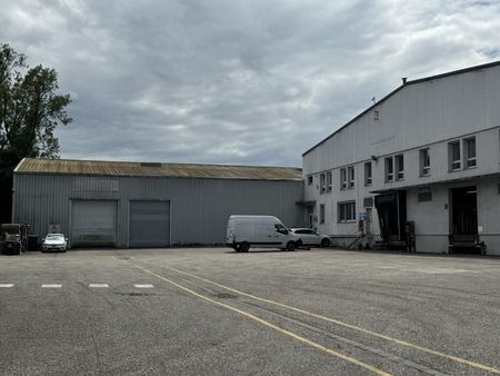 local d'activité 454 m²