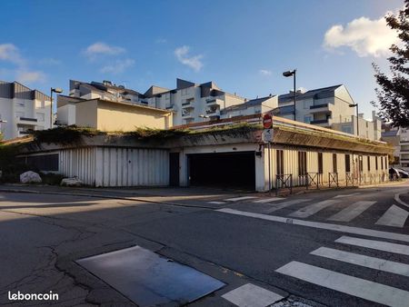 place de parking couverte et securisée avec porte fermée proche de la gare