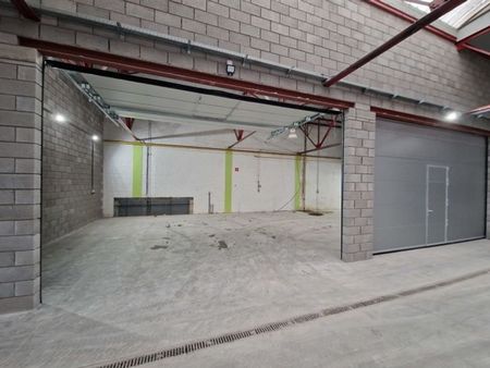 entrepôt de 140m² avec mezzanines de 125m²