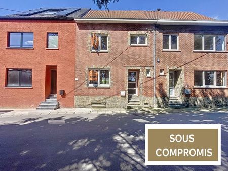 charmante maison offrant 3 chambres - jardin