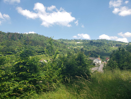 cornimont  vosges. à vendre. a deux pas de la bresse  terrain de 1425 m² avec grange plein