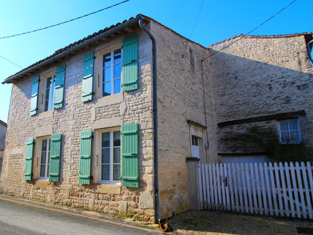 maison en pierre avec 5 chambres et une maison d'amis. jardin spacieux et dans un petit vi