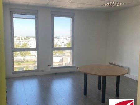 bureau de 32 m2 à la gare de saint quentin en yvelines