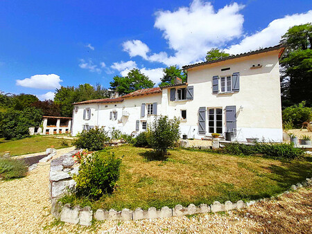 maison de cinq chambres rénovée à verteillac. joli jardin et bassin  garage et abri à bois