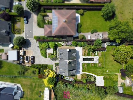 belle villa avec jardin idyllique et allée  située au cal...