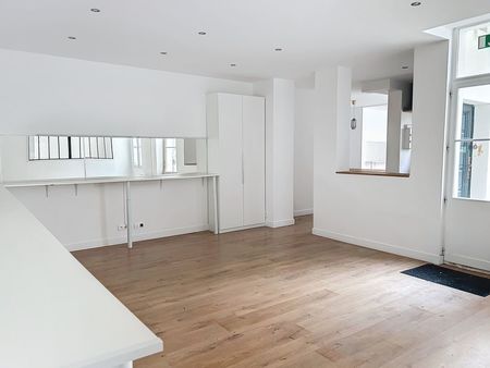 rue de duras / face élysée - local 97 m²