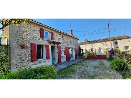 vente maison à bazoges-en-pareds (85390) : à vendre / 105m² bazoges-en-pareds