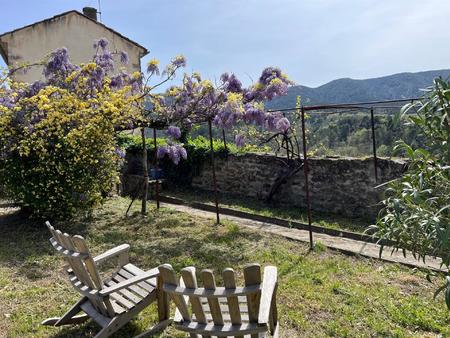 maison de village à vendre à ménerbes avec un jardin et une vue panoramique