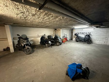 location place moto parking sécurisé