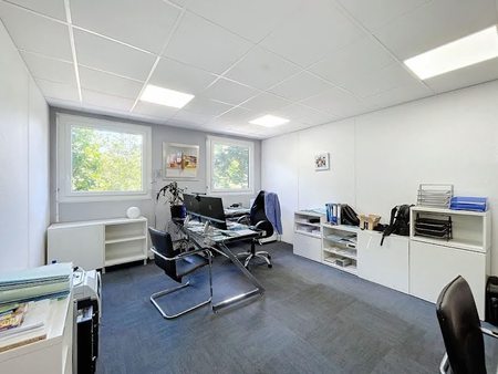 location locaux professionnels 117 m²