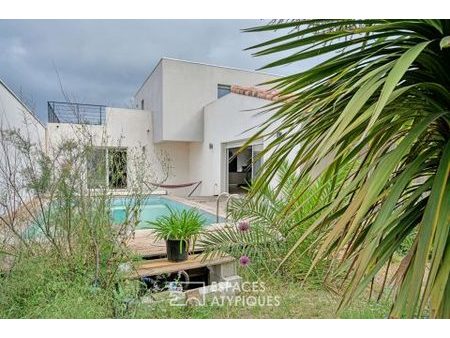 maison contemporaine avec piscine et terrasse tropézienne