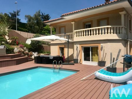 saint-genest-lerpt : maison avec piscine  terrain et vue panoram