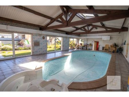 maison jumelée 400m² superificie totale avec piscine intérieure