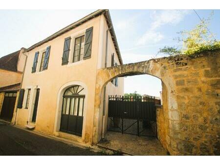 maison en pierre à vendre dans gourdon. luminosité et proche des commerces.